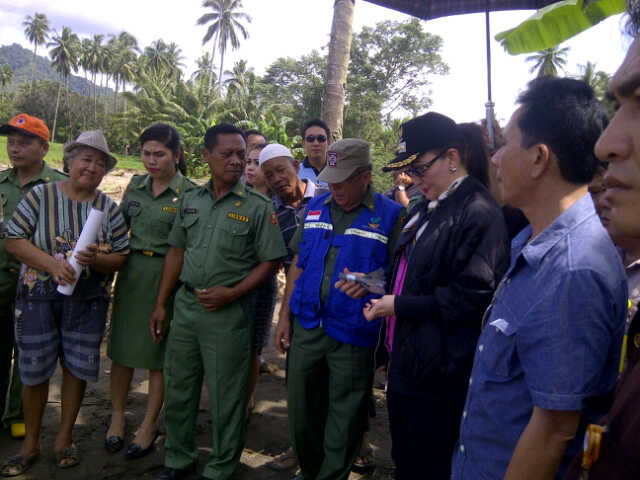 Tinjau Lokasi Bencana, Bupati Salurkan Bantuan